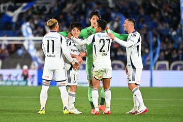 前半47分、ゴールを決めたＭＦ相馬勇紀(左から２人目)に駆け寄るＪ１町田の選手たち