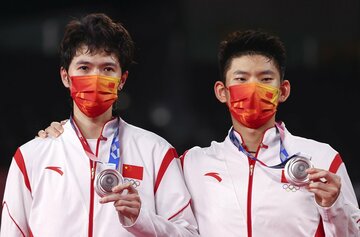 銀メダルを獲得した李俊慧、劉雨辰組（ロイター）