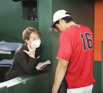大谷翔平(右)を取材する中居正広