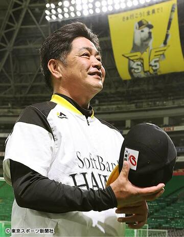  囲み会見に応じる工藤監督
