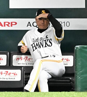 ベンチで戦況を見守る小久保裕紀監督