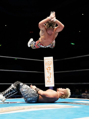  SANADA(下)にハイフライフロ―を放つ棚橋