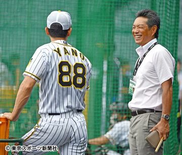  矢野監督と談笑する小久保氏