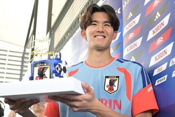 誕生日ケーキにニコニコの後藤啓介