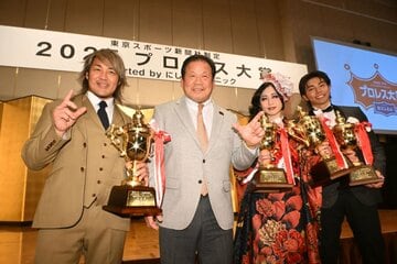 棚橋弘至（左）、上谷沙弥（左から３人目）、武知海青（右）と記念撮影に応じた藤波辰爾