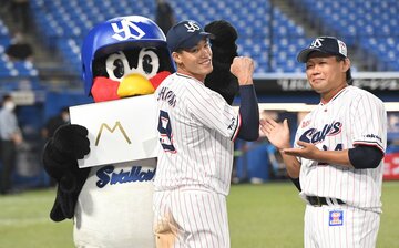  自身の背番号で「Ｍ９」をアピールするヤクルト・塩見。右は田口（東スポWeb）