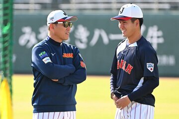 金丸夢斗（右）と話す井端弘和監督