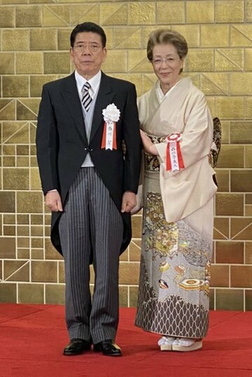  文化功労者に選出された西川きよし（左）と妻の西川ヘレン