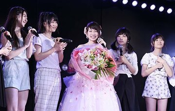 卒業公演を行った川栄李奈（中央）　　（Ｃ）ＡＫＳ