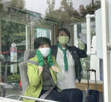  荒木ちはる氏（右）の応援入りした小池百合子都知事