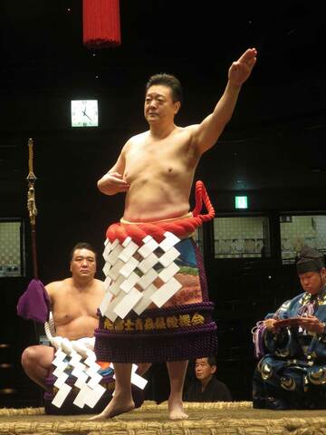  還暦土俵入りを披露する伊勢ヶ浜親方（手前）。太刀持ちは元日馬富士（左奥）