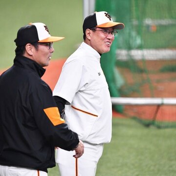 練習中に笑顔を見せた巨人・原監督