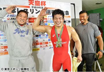  永田監督（左）と敬礼ポーズを決める山口。右は笑顔で祝福した北村