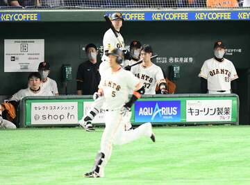  巨人・丸（左）の代打・中島は右飛に倒れた。右は原監督