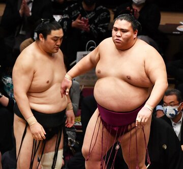  隠岐の海(左)に何もさせなかった御嶽海（東スポWeb）