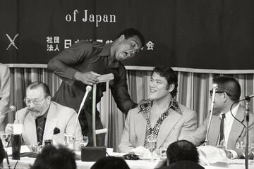 調印式で猪木を挑発するアリ（１９７６年）