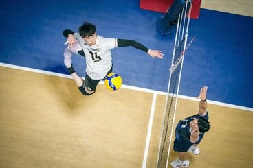 韓国はマークした日本の主将・石川祐希(左)を止められなかった(Volleyball World提供)
