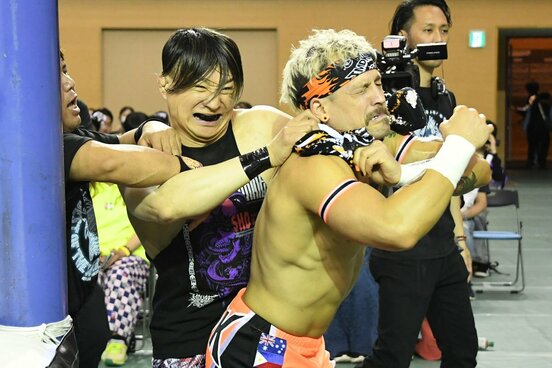 入場するロビー・イーグルス(右)を急襲するSHO