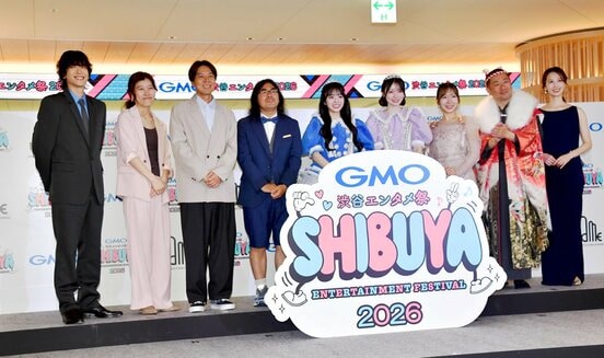 左から黒羽麻瑠央、ヒコロヒー、コカドケンタロウ（ロッチ）、中岡創一（ロッチ）、増田彩乃、真鍋凪咲、岩佐美咲　、レイザーラモンRG、海乃美月