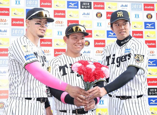 お立ち台に選ばれた阪神の佐藤輝明(左)、嶋村麟士朗(中)、才木浩人