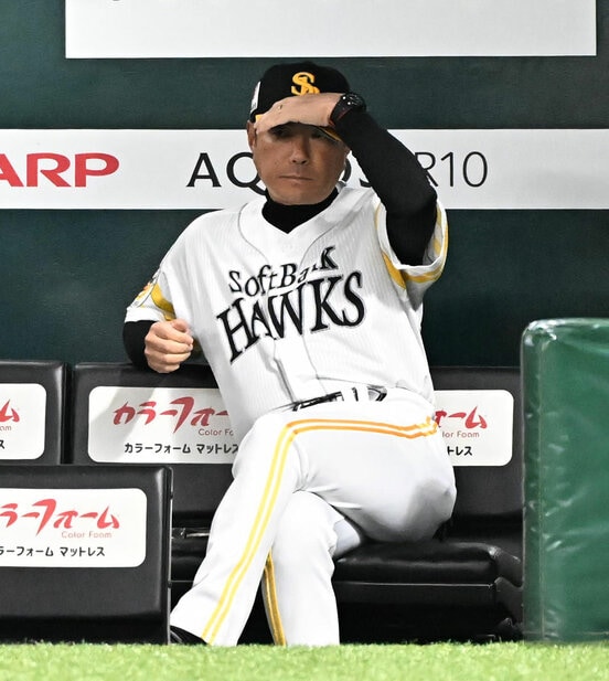 ベンチで戦況を見守る小久保裕紀監督