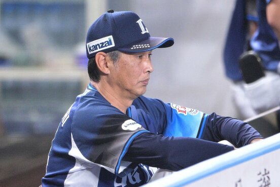 戦況を見つめる西武・西口監督