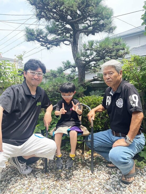 左から宮崎経督記者、息子の達生くん、父・範明さん