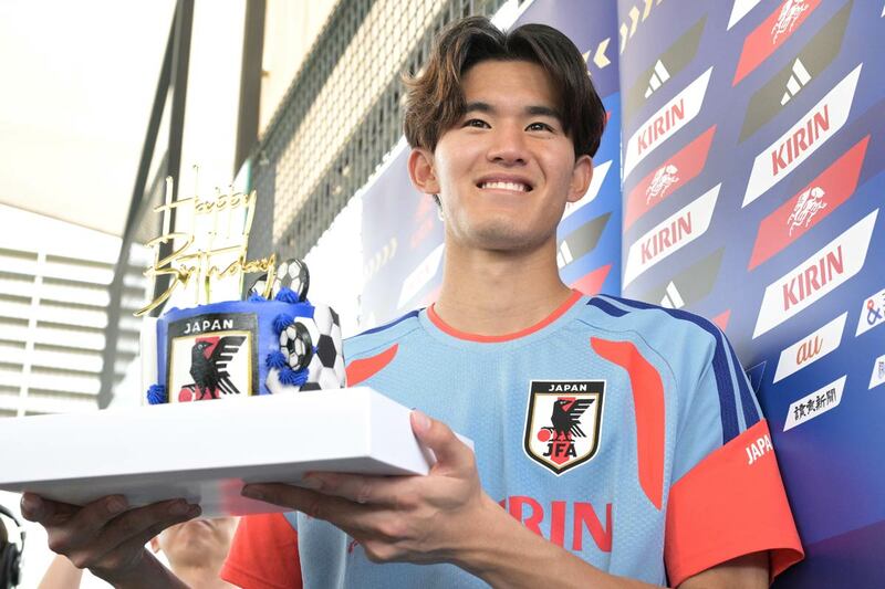 写真：にしたん・西村社長 日本代表DFからサイン入りユニ贈られ大喜び