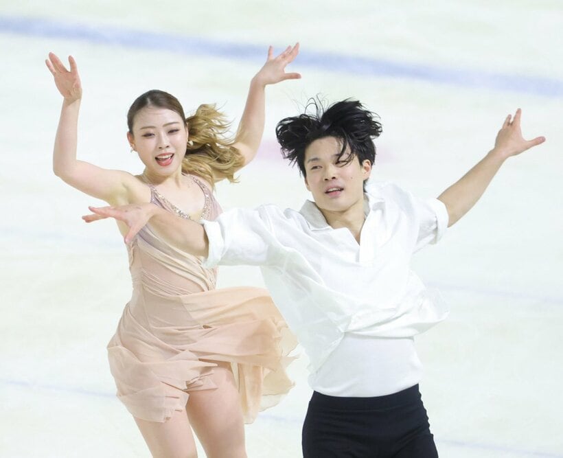 ２位発進の紀平梨花(左)と西山真瑚