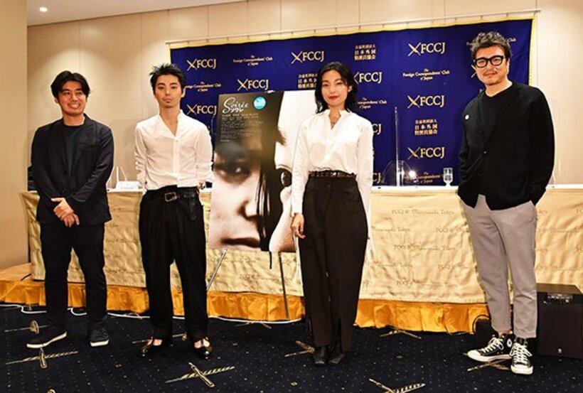 左から外山監督、村上虹郎、芋生悠、豊原功補