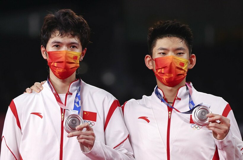  銀メダルを獲得した李俊慧、劉雨辰組（ロイター）