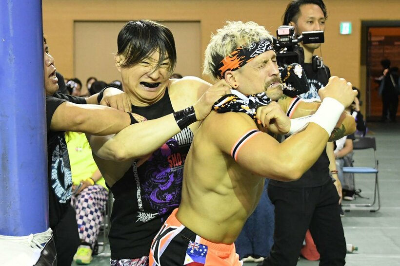 入場するロビー・イーグルス(右)を急襲するSHO