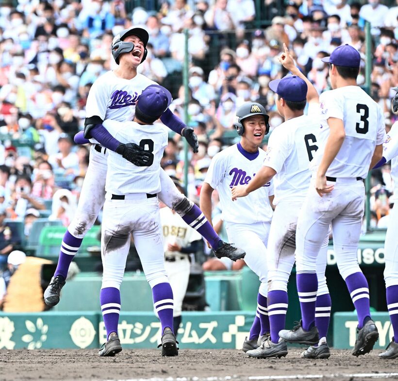  サヨナラ打を放ち仲間と抱き合って喜ぶ喜ぶ愛工大名電・美濃十飛（東スポWeb）