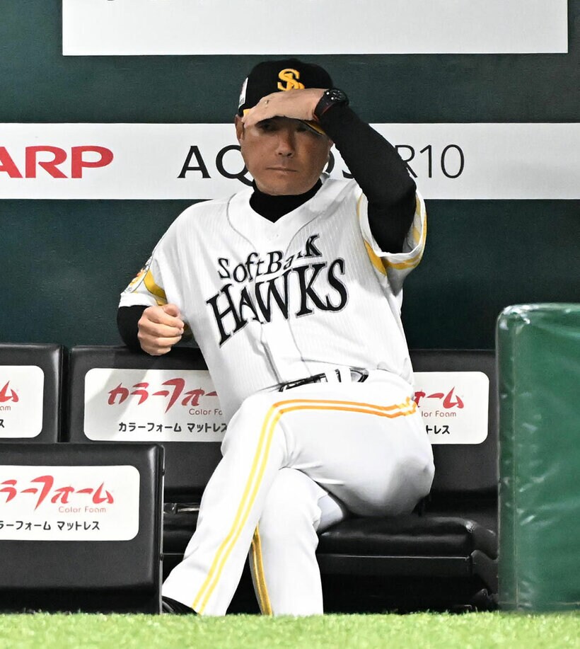 ベンチで戦況を見守る小久保裕紀監督