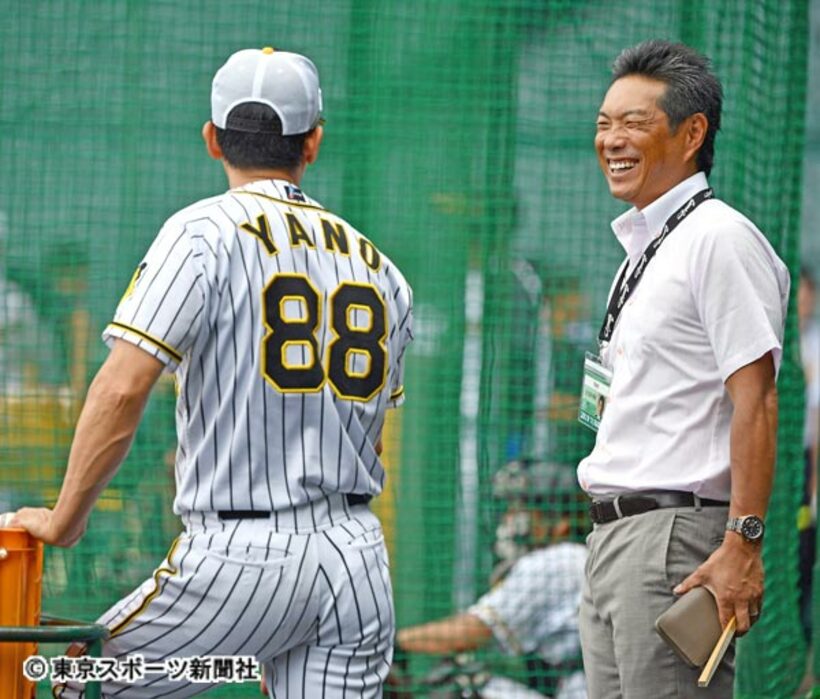  矢野監督と談笑する小久保氏