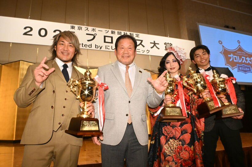 棚橋弘至（左）、上谷沙弥（左から３人目）、武知海青（右）と記念撮影に応じた藤波辰爾