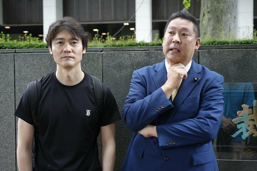 ＮＨＫ党の立花孝志党首（右）と福永活也弁護士