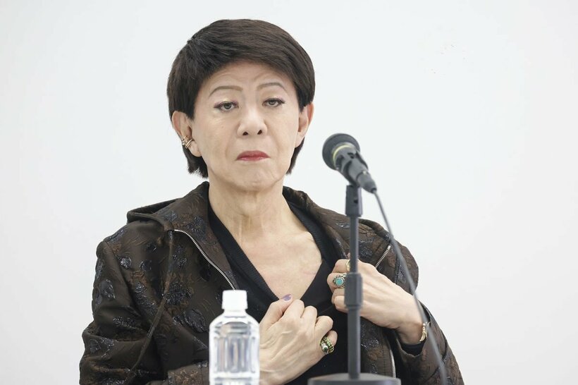 会見で傷痕を見せた美川憲一