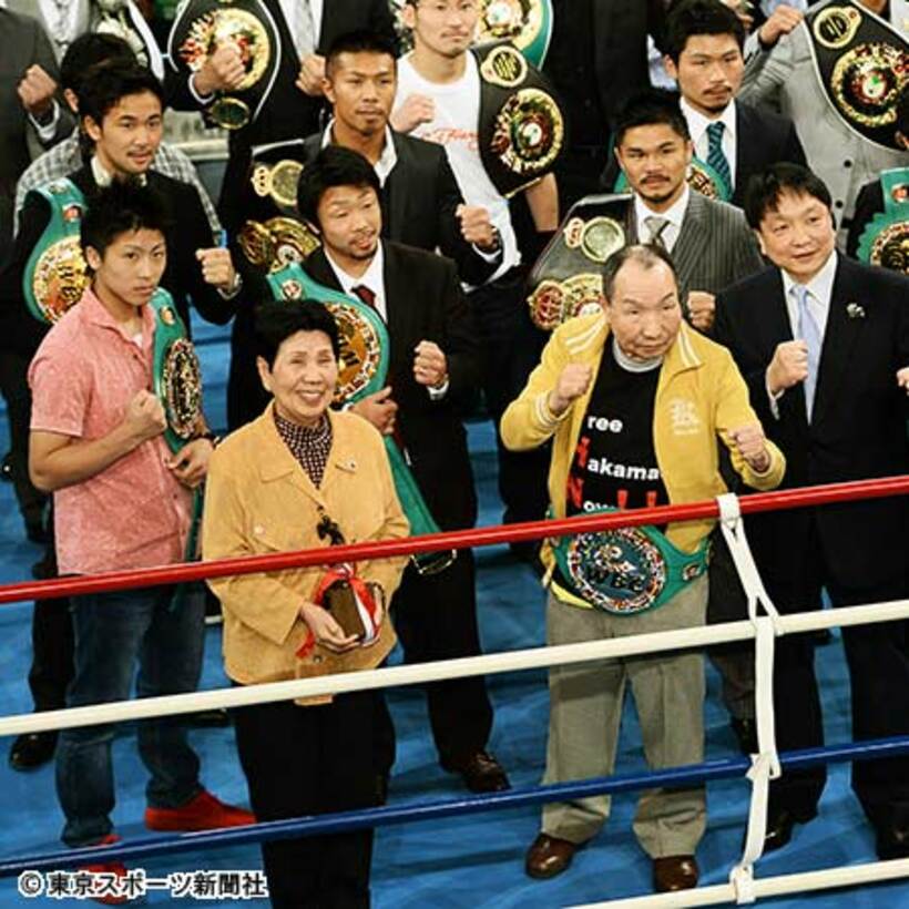 現役世界王者たちに囲まれた袴田さん（手前右）と姉の秀子さん（同左）