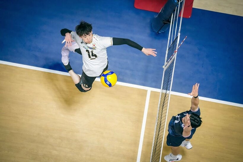 韓国はマークした日本の主将・石川祐希(左)を止められなかった（Volleyball World提供）