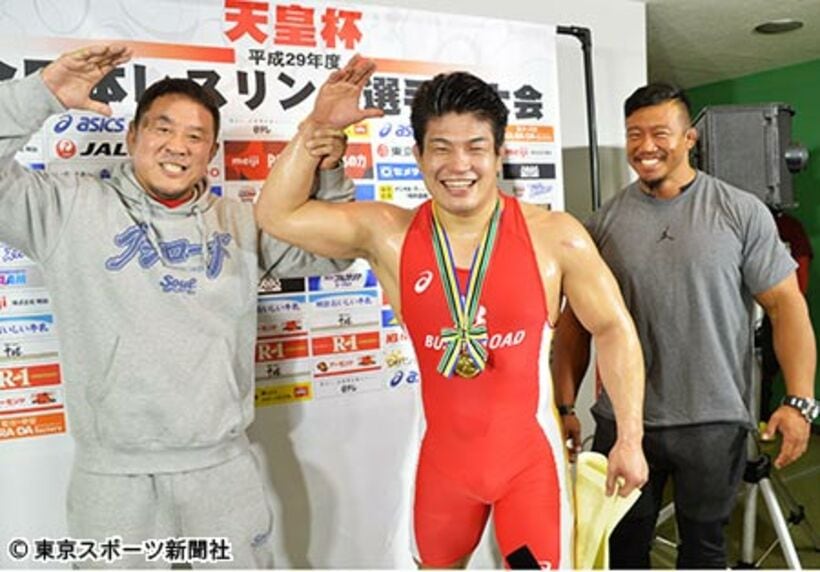 永田監督（左）と敬礼ポーズを決める山口。右は笑顔で祝福した北村