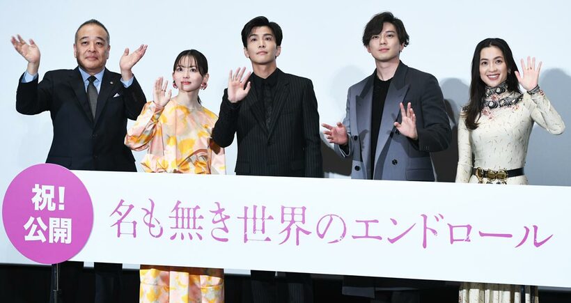  左から佐藤祐市監督、山田杏奈、岩田剛典、新田真剣佑、中村アン
