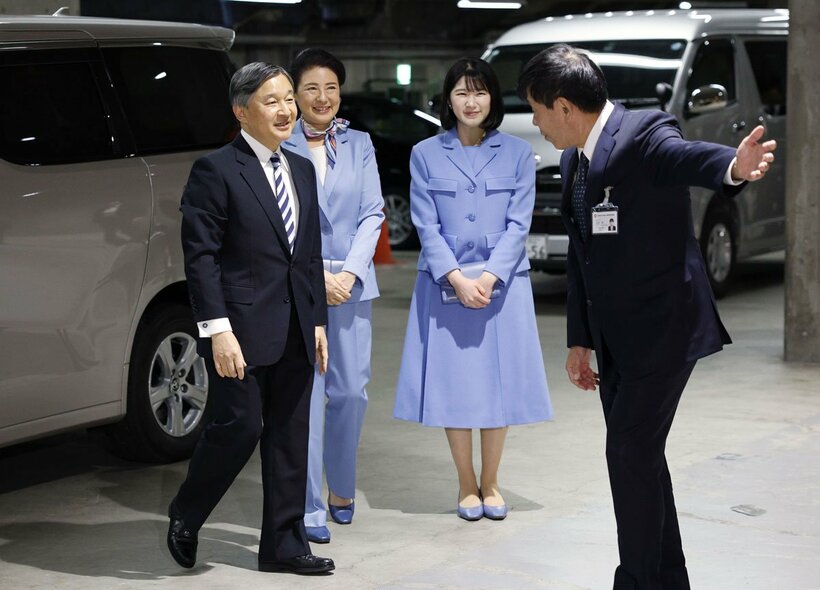 ＷＢＣ観戦のため、東京ドームに到着された天皇、皇后両陛下と愛子さま（代表撮影）