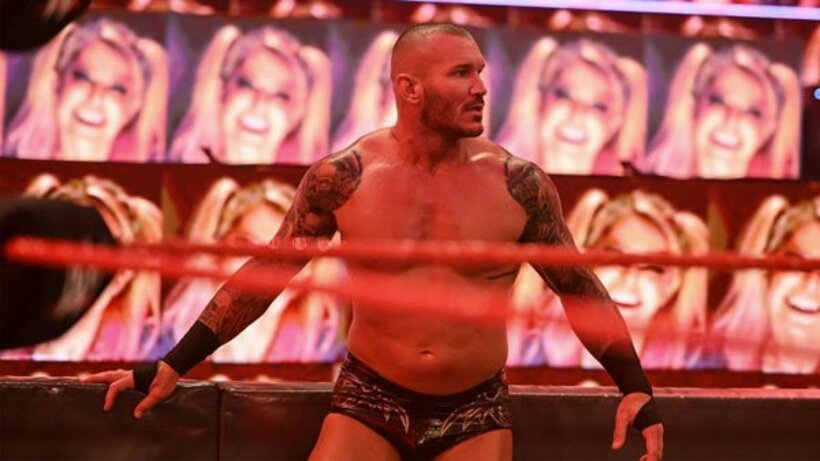  場内を埋め尽くしたアレクサの画像にオートンはぼうぜん（ⓒ2021 WWE, Inc. All Rights Reserved.）