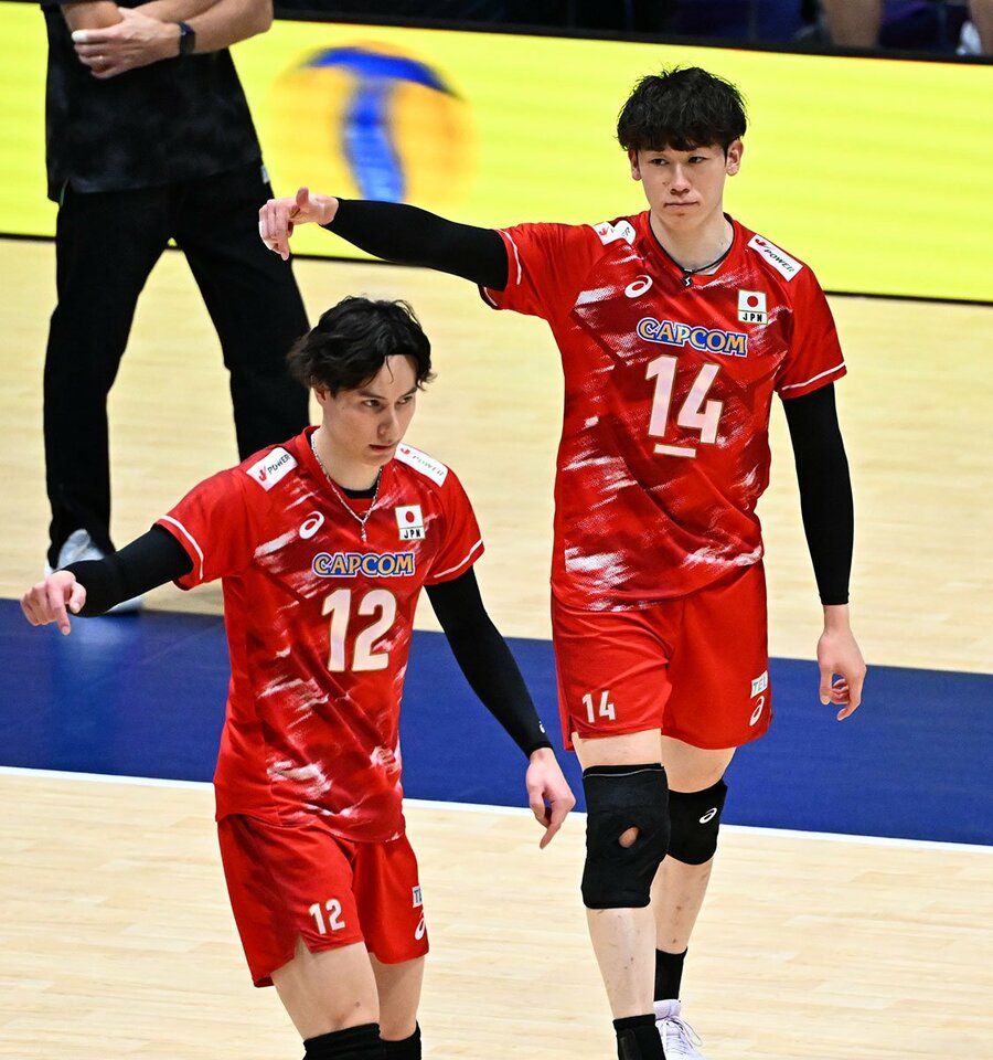 高橋藍(左)と主将の石川祐希