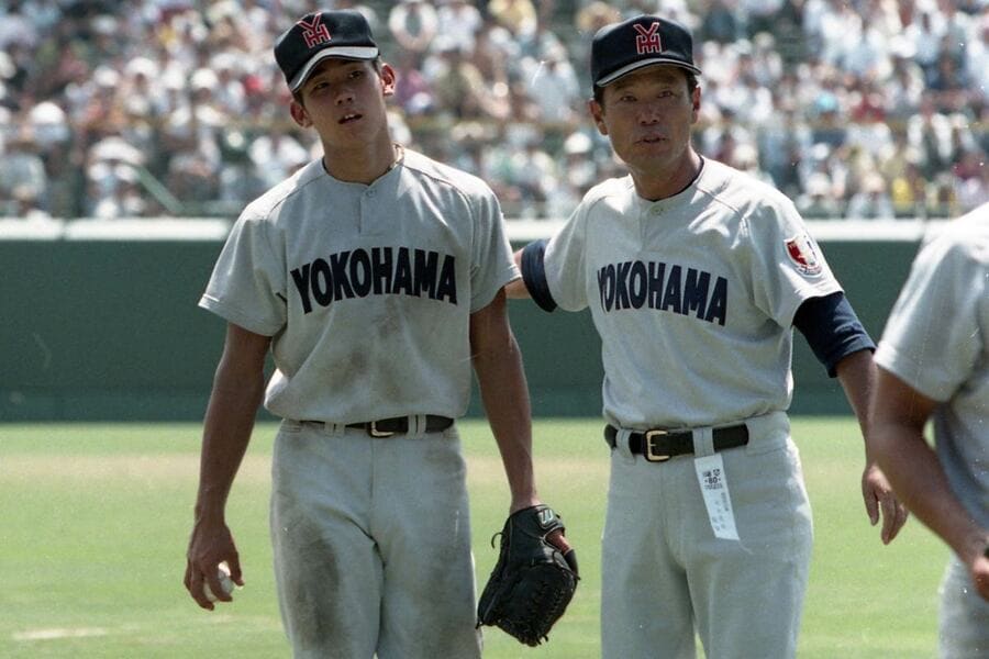 延長１７回を投げぬき疲労困憊の松坂（左）をねぎらう渡辺監督（１９９８年８月）