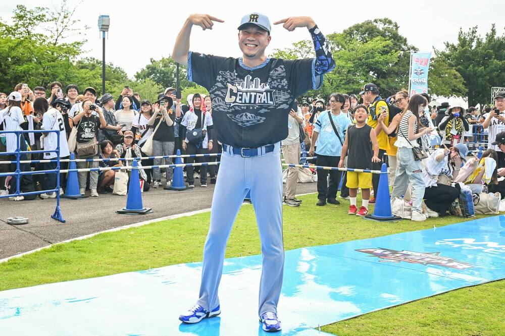 阪神のユニホームを着て登場した大野雄大