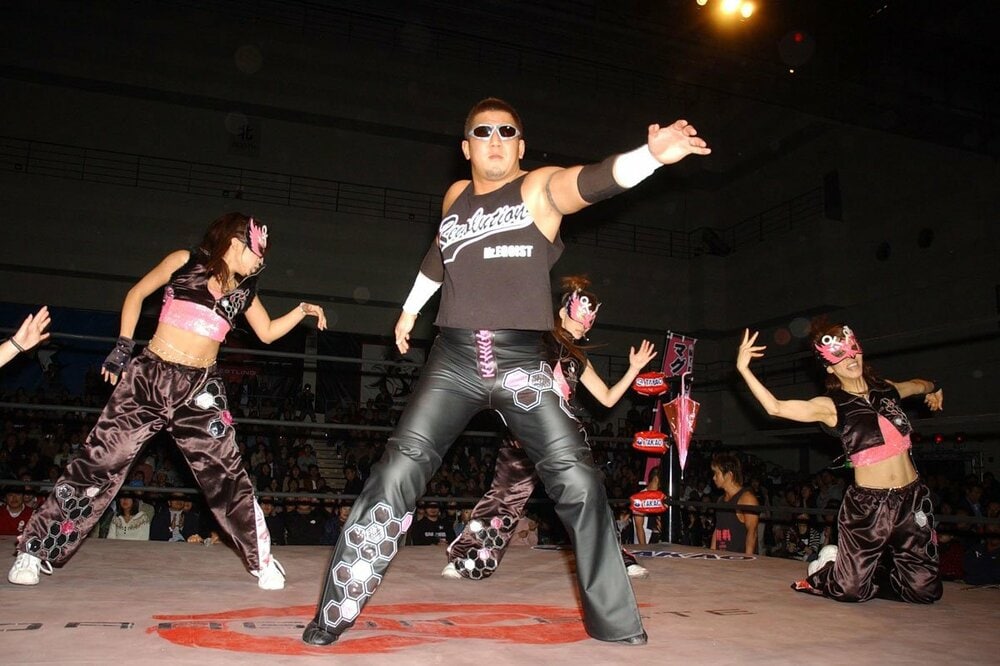 踊りながら入場するマグナム