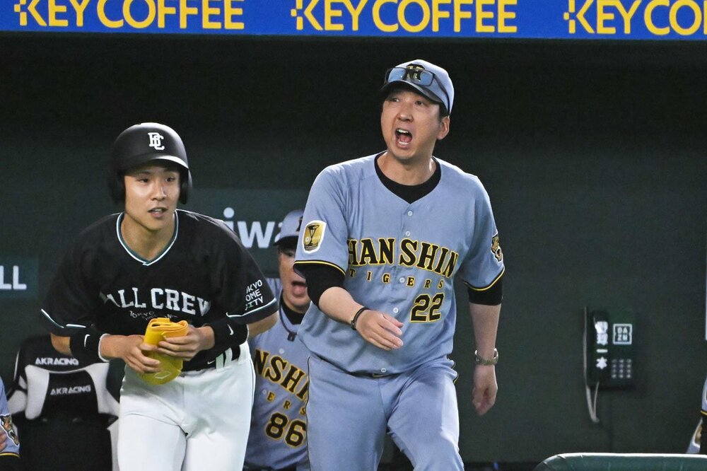 怒りの表情でベンチを飛び出す藤川監督