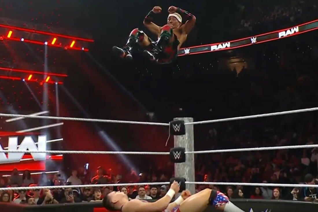 ジュリアス・クリード(下)に魂のセントーンを投下する戸澤陽（©AbemaTV,Inc.）